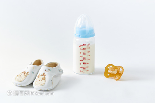用心呵护，为爱启航——详解婴儿鞋、奶瓶与奶嘴的选购与使用指南